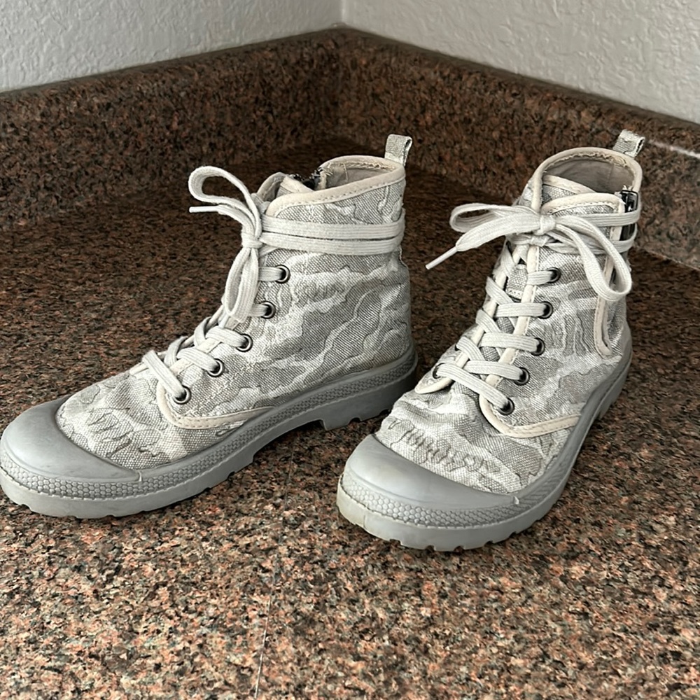 Brand-“Rocket Dog”canvas boots, color is a light camouflage print gray hues (7) - Picture 2 of 11
